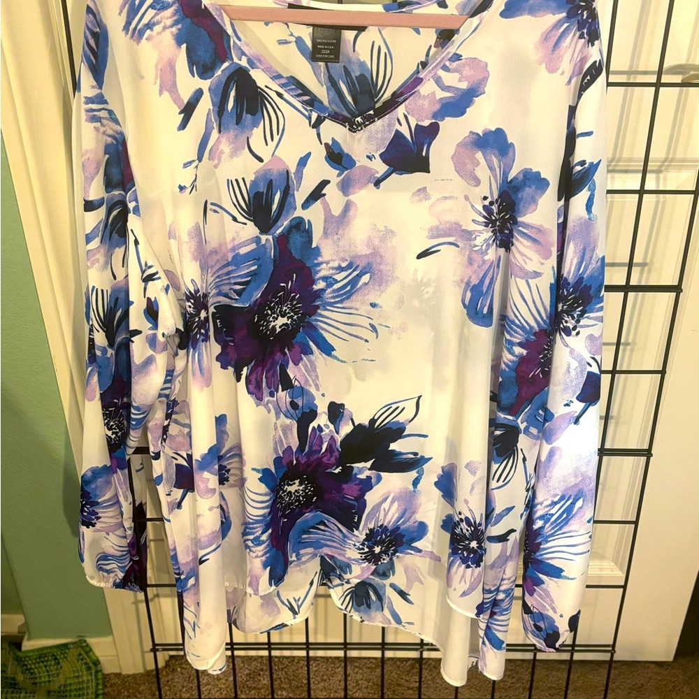 Plus Size Lavender Blue Floral Print Vee neck Blouse  Size 22/24